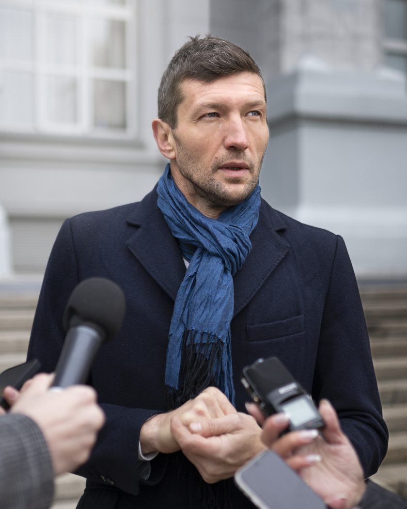 Rozmowa z mediami przed budynkiem — kandydaci lokalni